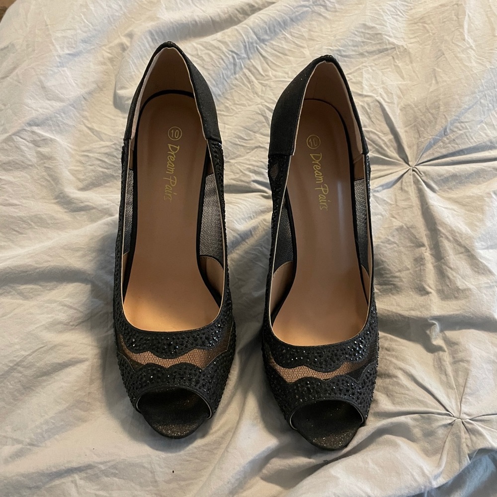 Size 10 Dream Pairs black heels